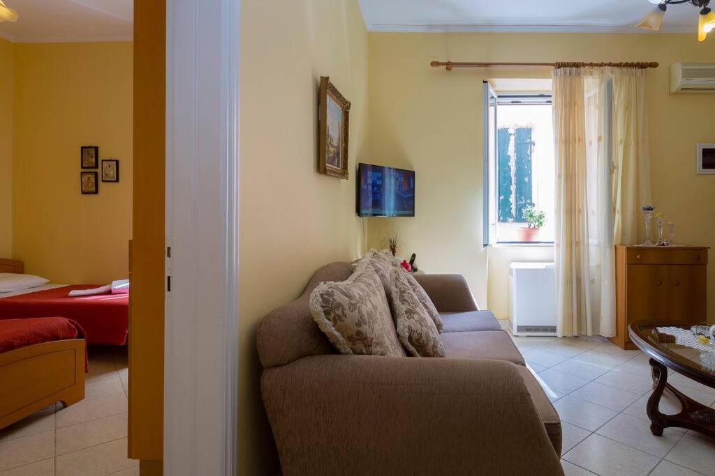 Ria'S Apartment In Corfu Town Екстер'єр фото